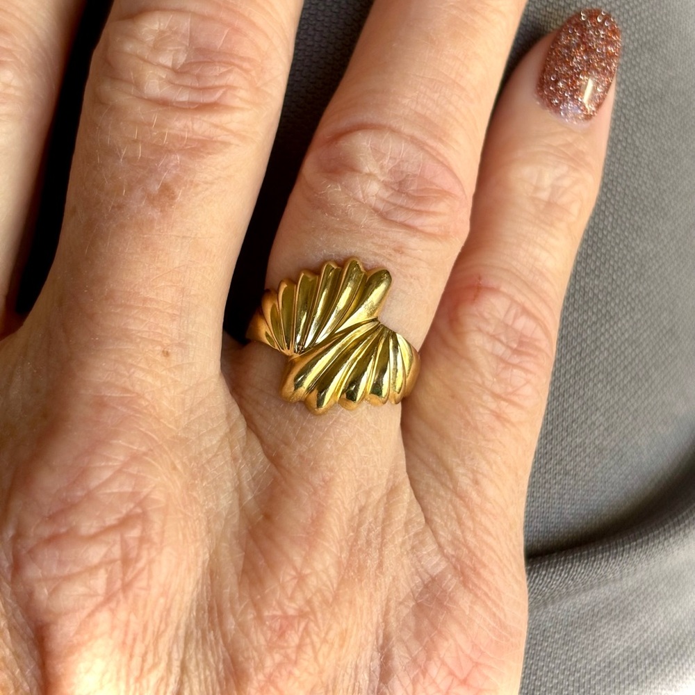 Solid 14k Gold Ring - image 3